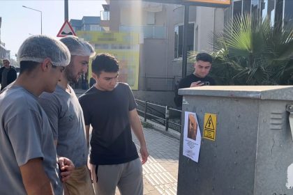 fotografi-goren-uzun-uzun-bakti-kizlarinizi-bu-adamdan-uzak-tutun-yazili-afisler-ortaligi-karistirdi