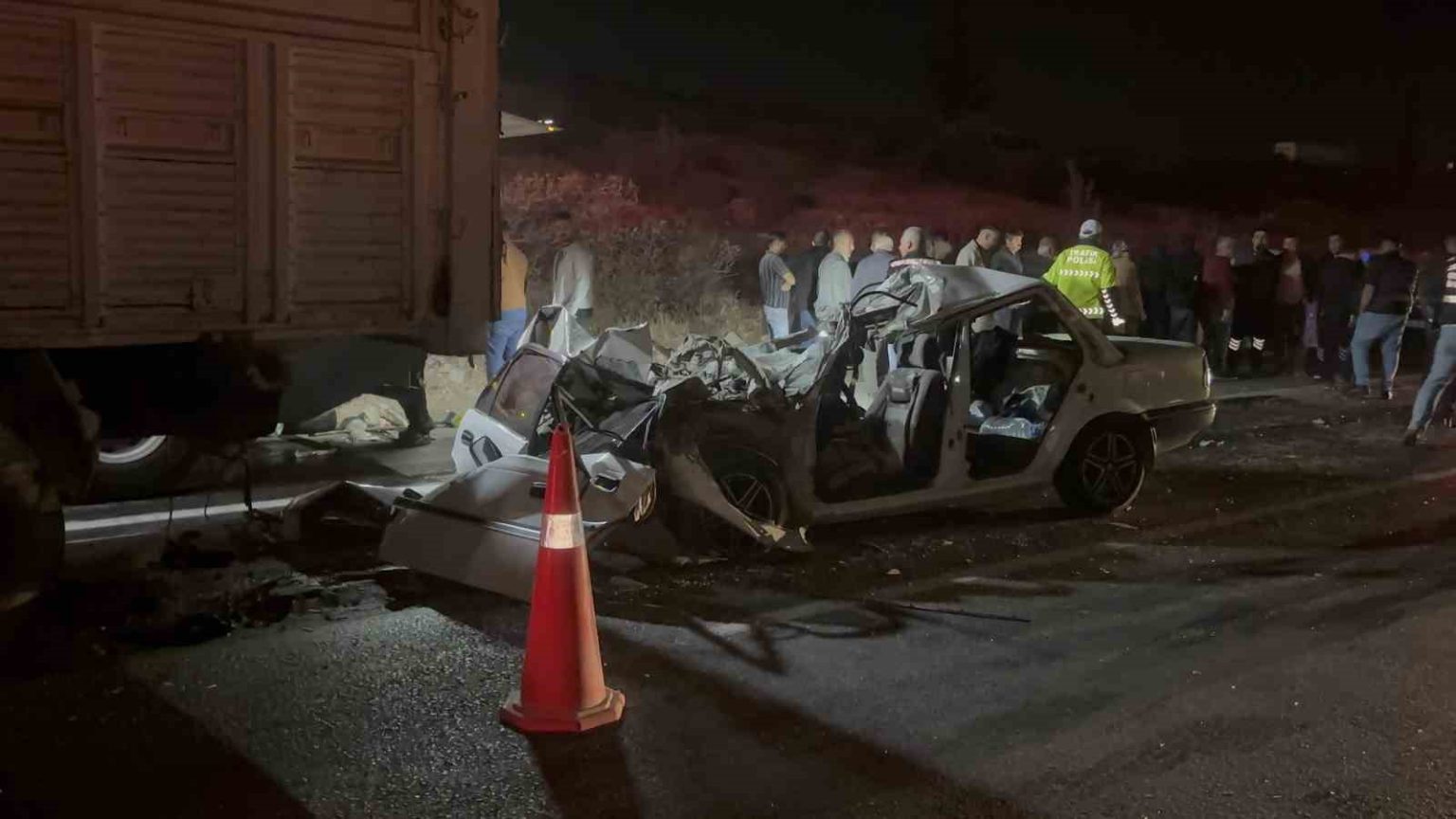 gaziantepte-otomobil-kamyona-arkadan-carpti-3-olu