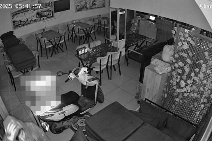 guvenlik-kamerasini-etkisiz-hale-getirdi-kasadaki-parayi-ve-motosikleti-calip-kayiplara-karisti