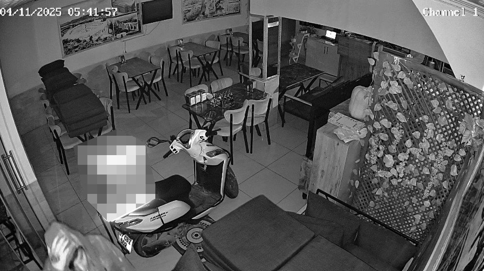 guvenlik-kamerasini-etkisiz-hale-getirdi-kasadaki-parayi-ve-motosikleti-calip-kayiplara-karisti