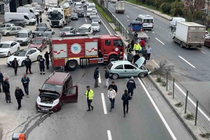 hafif-ticari-arac-ile-otomobil-carpisti-yol-trafige-kapandi