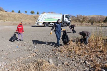 hazar-golunde-temizlik-calismasi