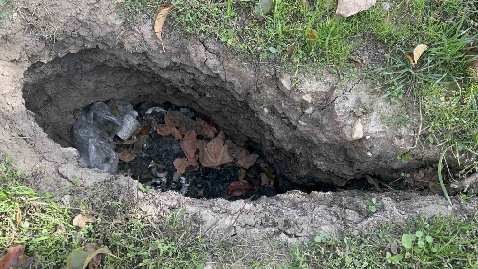 ispartada-elma-bahcelerinde-yaklasik-1-metrelik-obruklar-olustu-bazi-evlerin-duvarlari-catladi