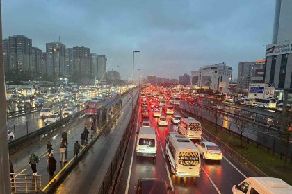 istanbulda-yagisla-birlikte-trafik-yogunlugu-yuzde-90a-ulasti