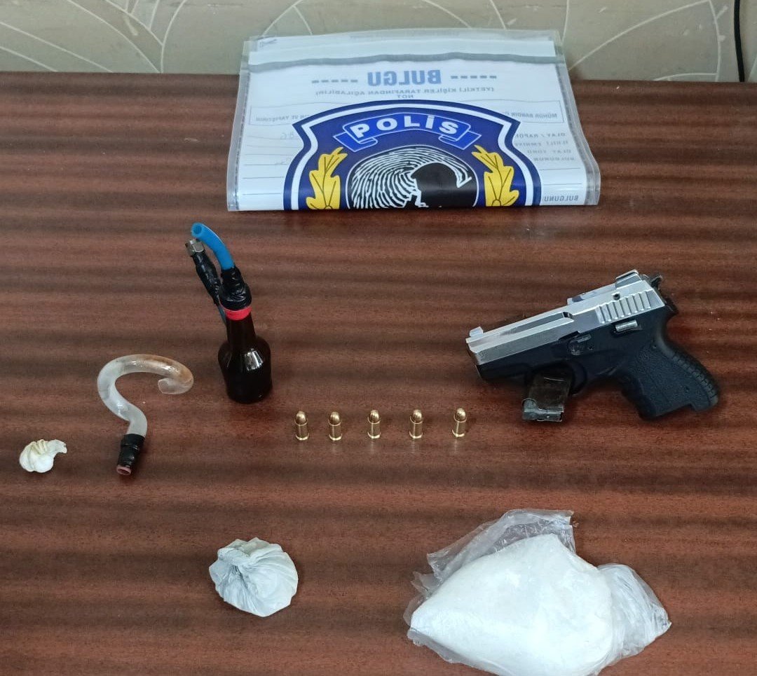 izmirde-yol-kontrolunde-uyusturucu-ele-gecirildi-2-gozalti