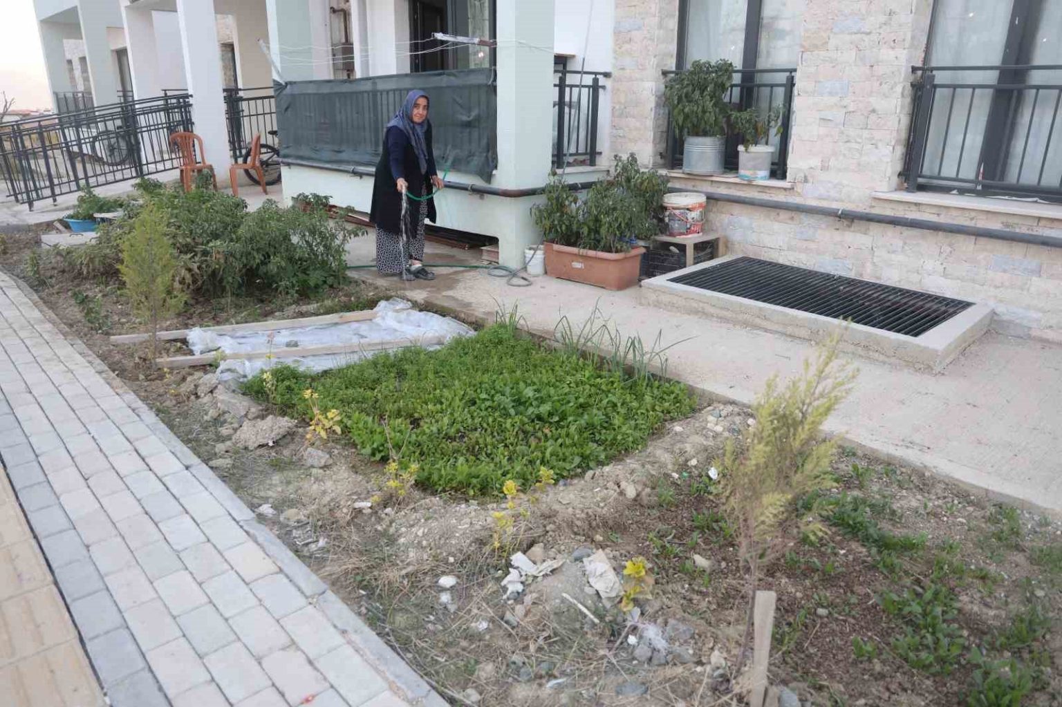 kadin-eli-degen-her-yer-guzellesir-sozu-gercek-oldu-depremzede-kadin-yeni-yuvasinin-bahcesini-ektigi-sebzelerle-guzellestirdi