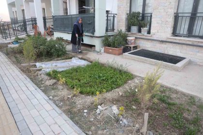 kadin-eli-degen-her-yer-guzellesir-sozu-gercek-oldu-depremzede-kadin-yeni-yuvasinin-bahcesini-ektigi-sebzelerle-guzellestirdi