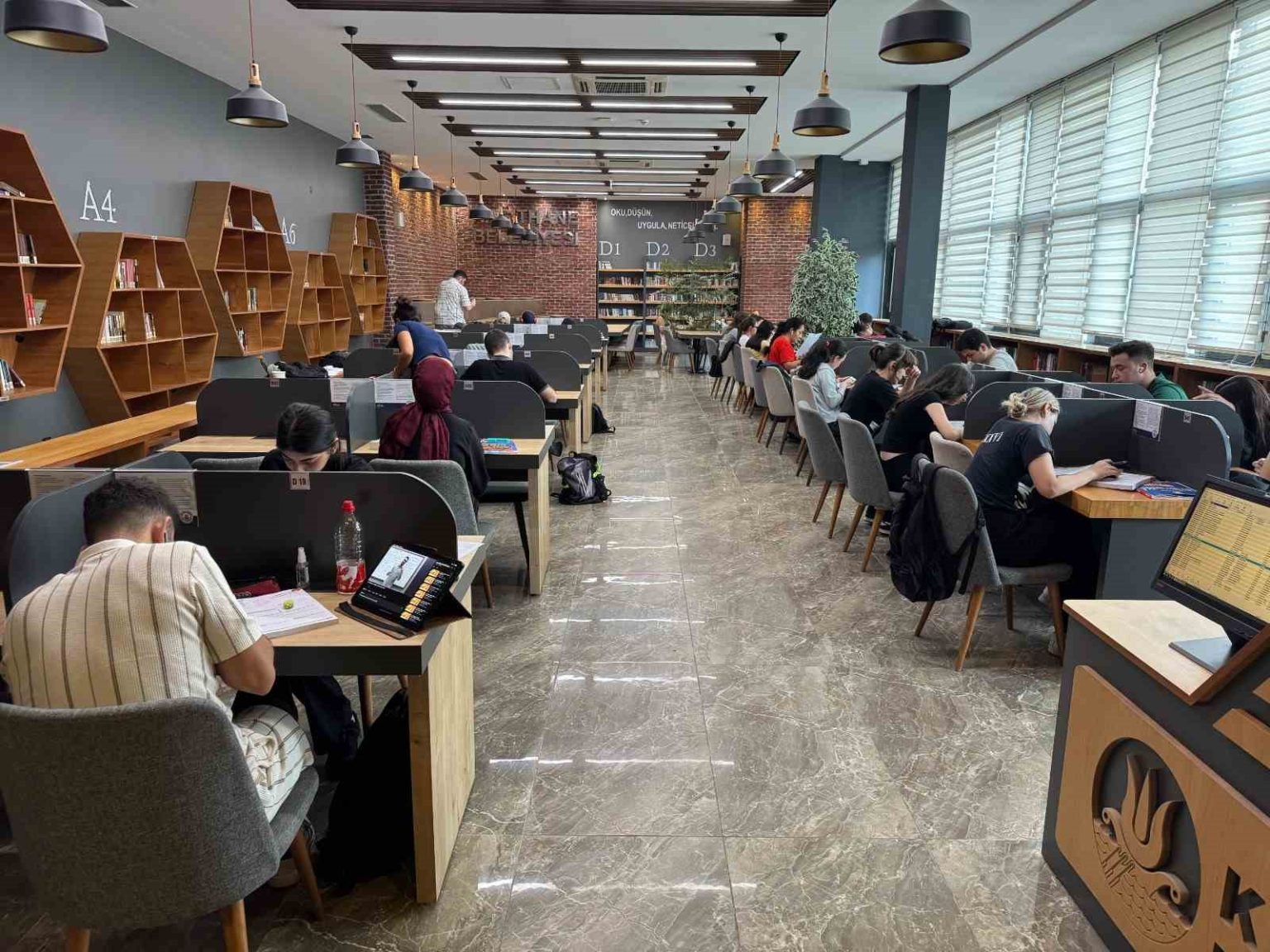 kagithanede-gencler-sessiz-ve-konforlu-ortamlarda-sinavlara-hazirlaniyor