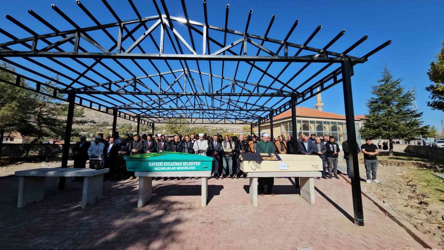 kahreden-kaza-ogretmenin-aracinin-carpmasi-sonucu-hayatini-kaybeden-ogrenci-topraga-verildi