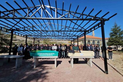 kahreden-kaza-ogretmenin-aracinin-carpmasi-sonucu-hayatini-kaybeden-ogrenci-topraga-verildi