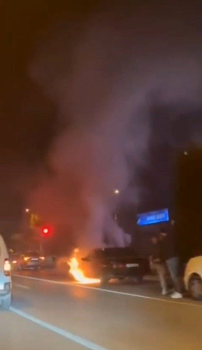 karabukte-seyir-halindeki-otomobil-alev-aldi