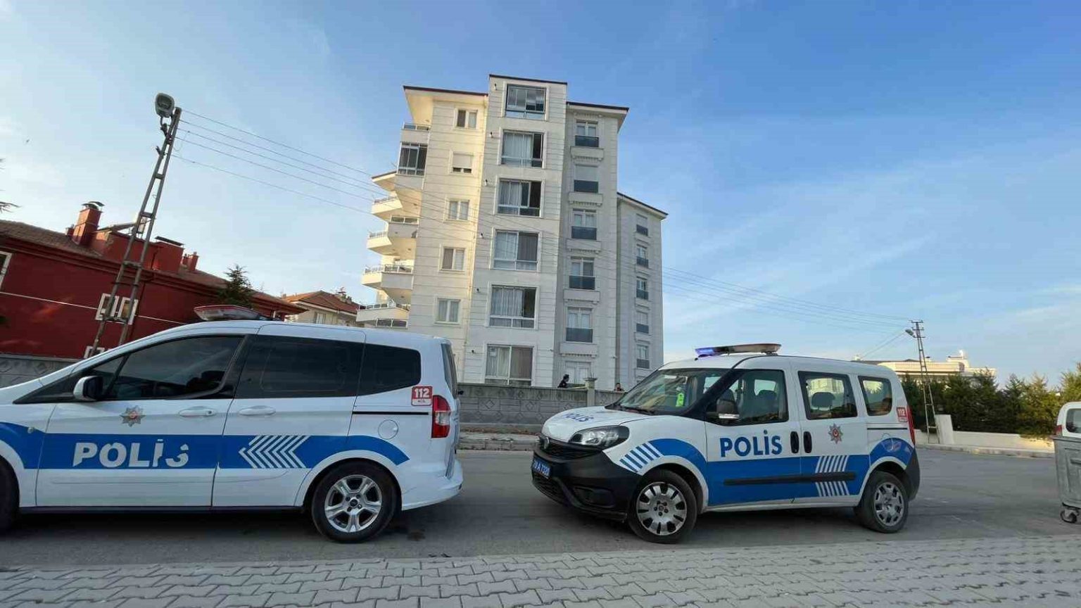 karamanda-5inci-kattan-dusen-ogretmen-hayatini-kaybetti