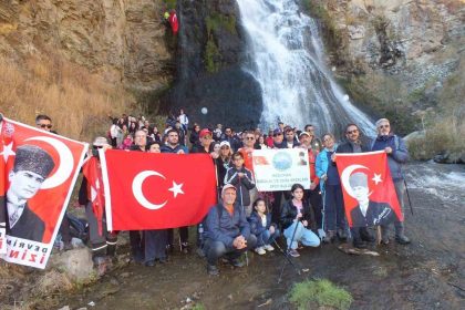 karsta-100-dagci-susuz-selalesine-yurudu