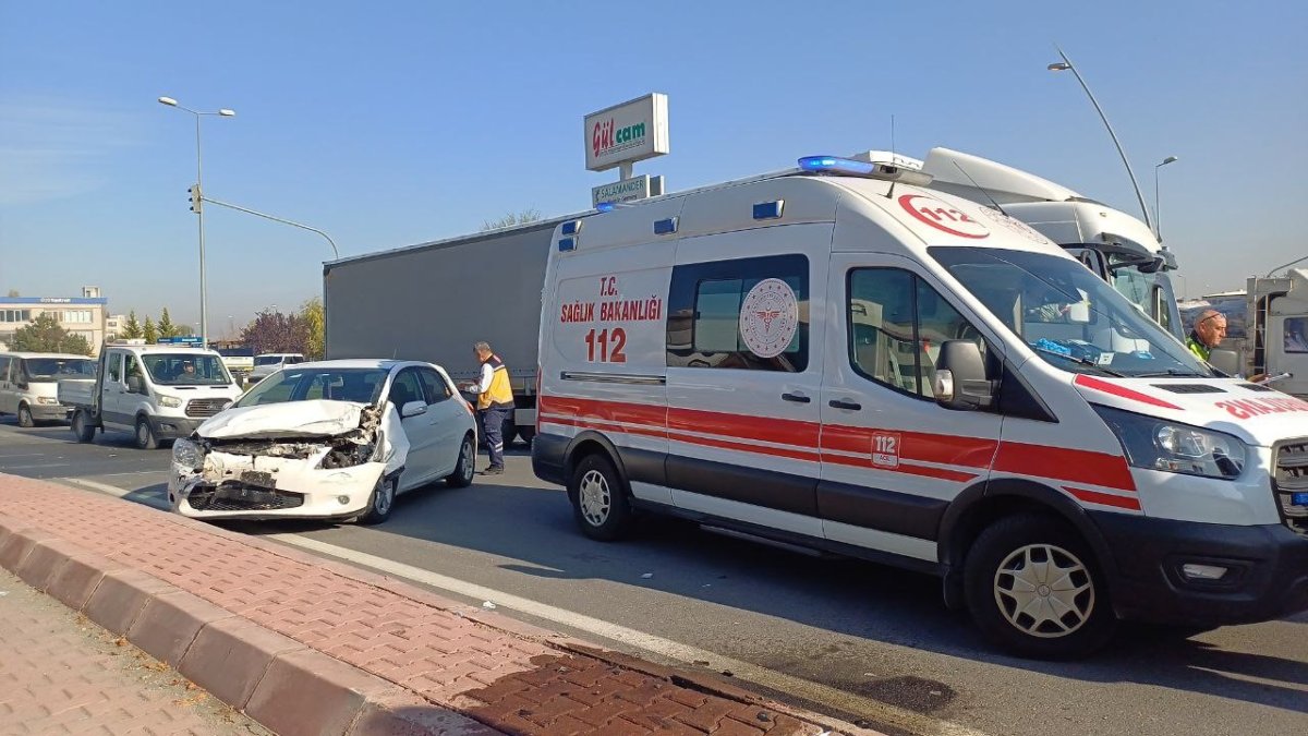 kayseride-5-arac-birbirine-girdi-5-yarali