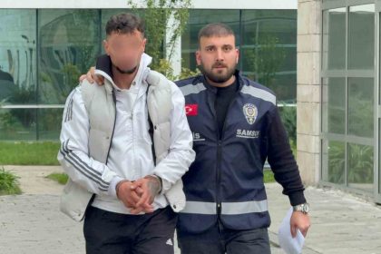 kiz-arkadasini-rahatsiz-edenleri-kovaladi-yardim-etmek-isterken-bicaklandi