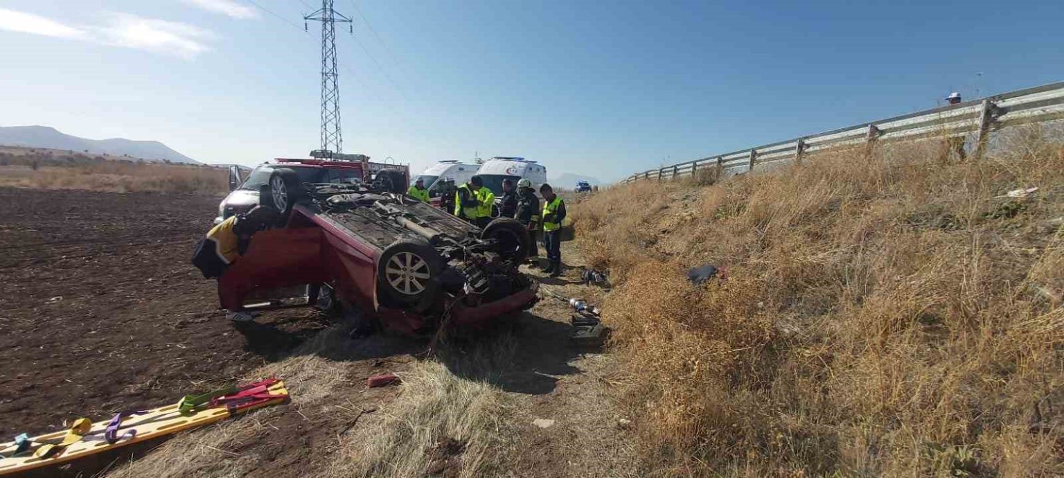 konyada-otomobil-sarampole-yuvarlandi-1-olu-2-yarali