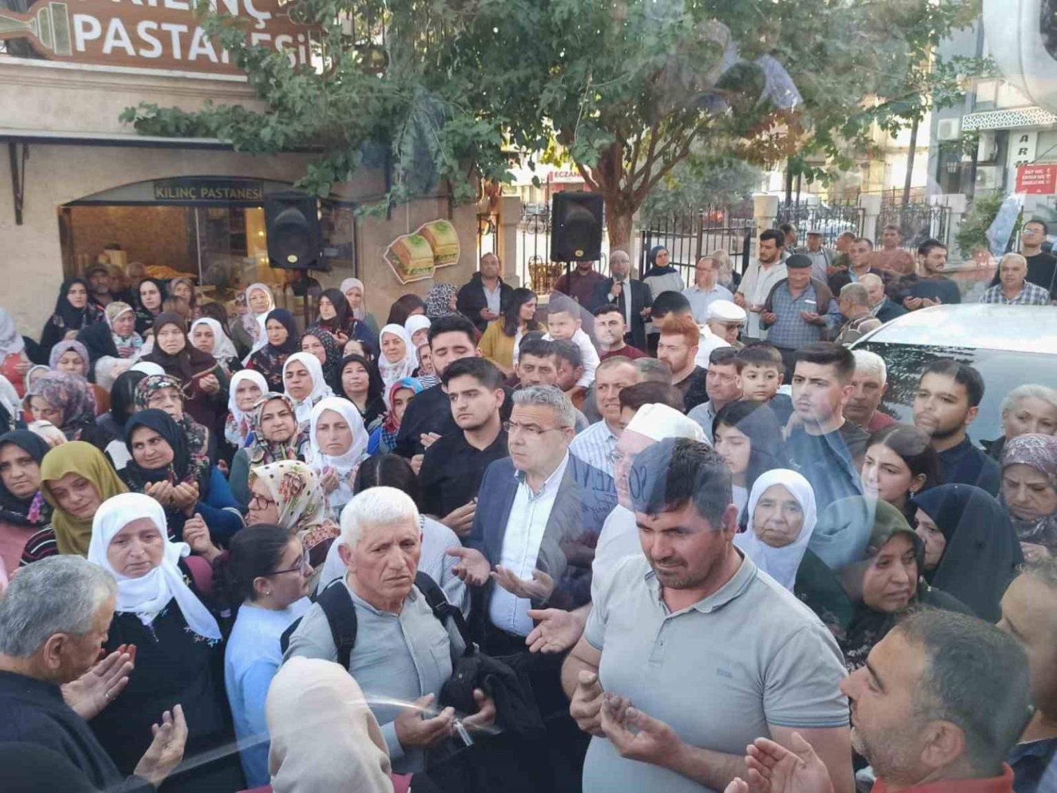 koskte-umre-yolculari-dualarla-ugurlandi