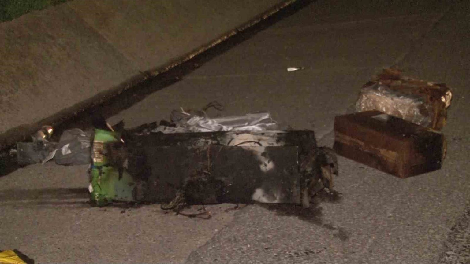 kuzey-marmara-otoyolunda-kamyonun-lastiginde-baslayan-yangin-araca-sirayet-etti