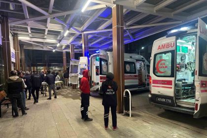 malazgirtte-ogretmenleri-tasiyan-taksi-takla-atti-7-yarali