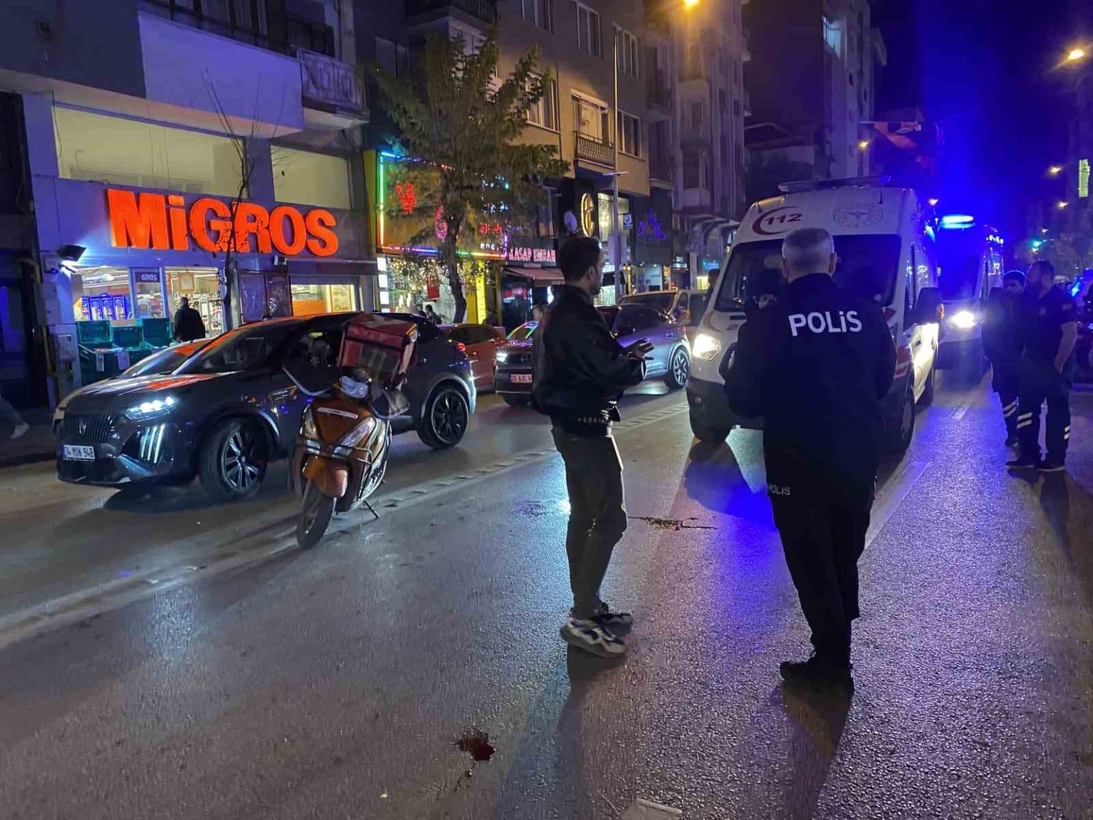 motosiklet-once-yayaya-sonra-otomobile-carpti-2-yarali