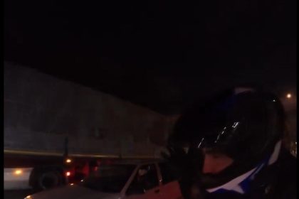 motosiklete-yandan-carpan-arac-yoluna-bir-sey-olmamis-gibi-devam-etti