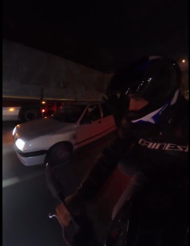 motosiklete-yandan-carpan-arac-yoluna-bir-sey-olmamis-gibi-devam-etti