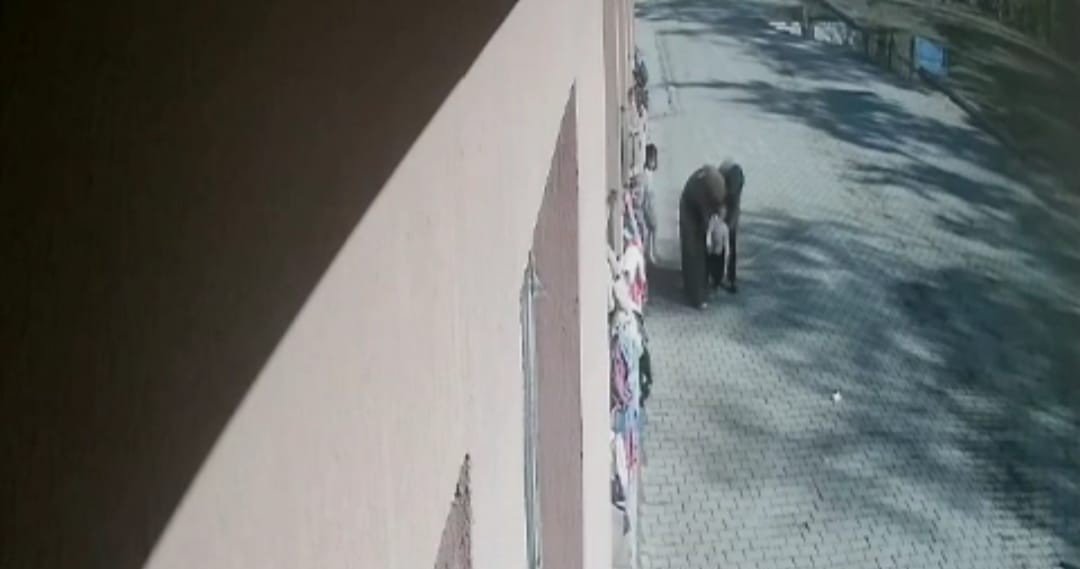 ogrencisinin-bogazina-kacan-sekeri-heimlich-manevrasiyla-cikardi