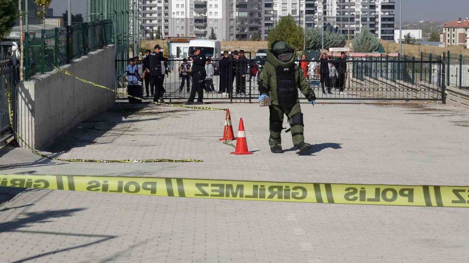 okul-yerleskesindeki-havai-fisek-rampasi-panige-neden-oldu