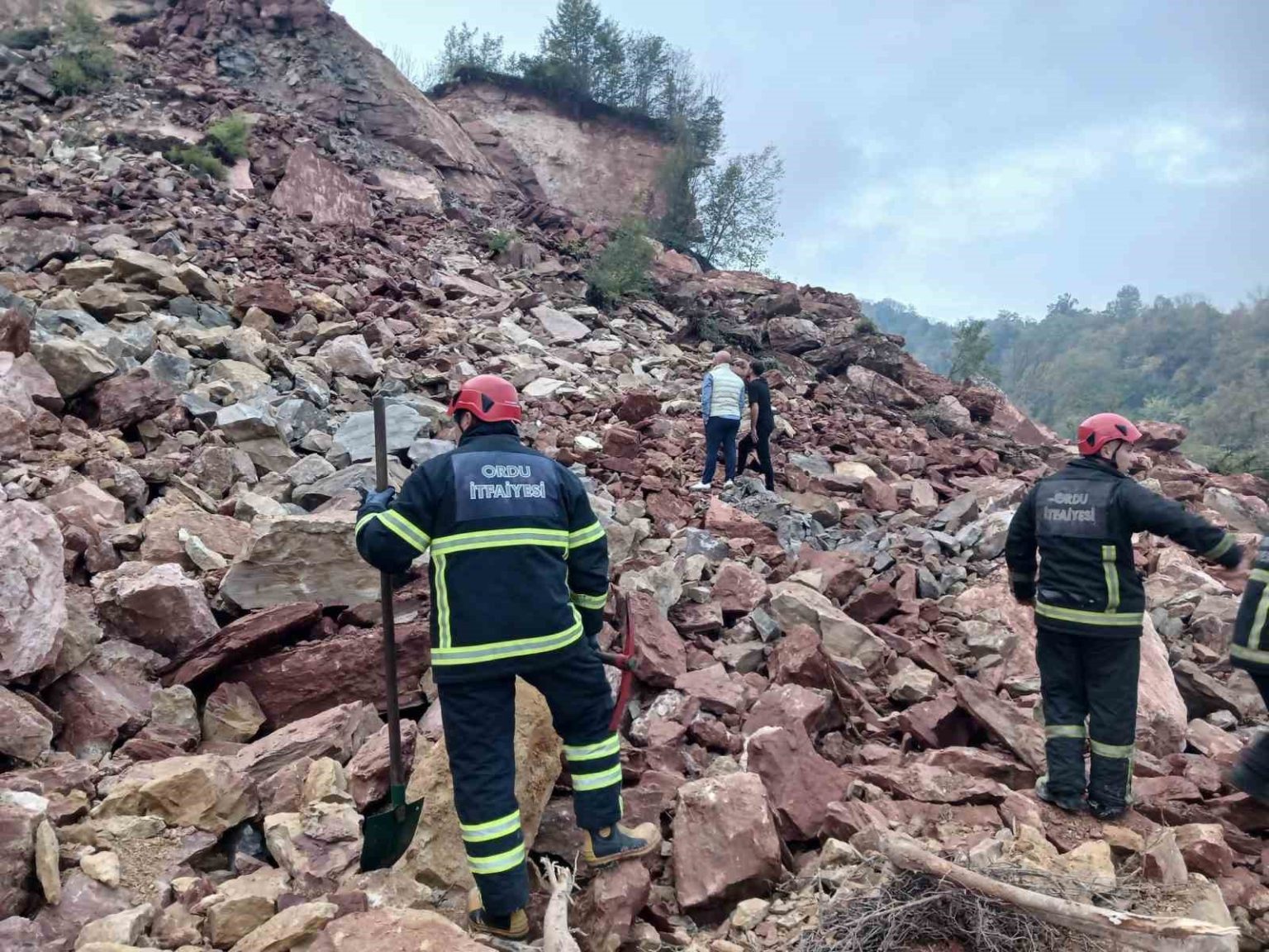 orduda-tas-ocaginda-gocuk-2-kisi-enkaz-altinda-kaldi