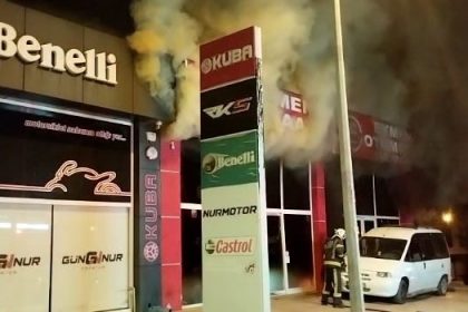 ortagi-cinayetten-tutuklanan-oto-galeri-kundaklandi-5-arac-kule-dondu