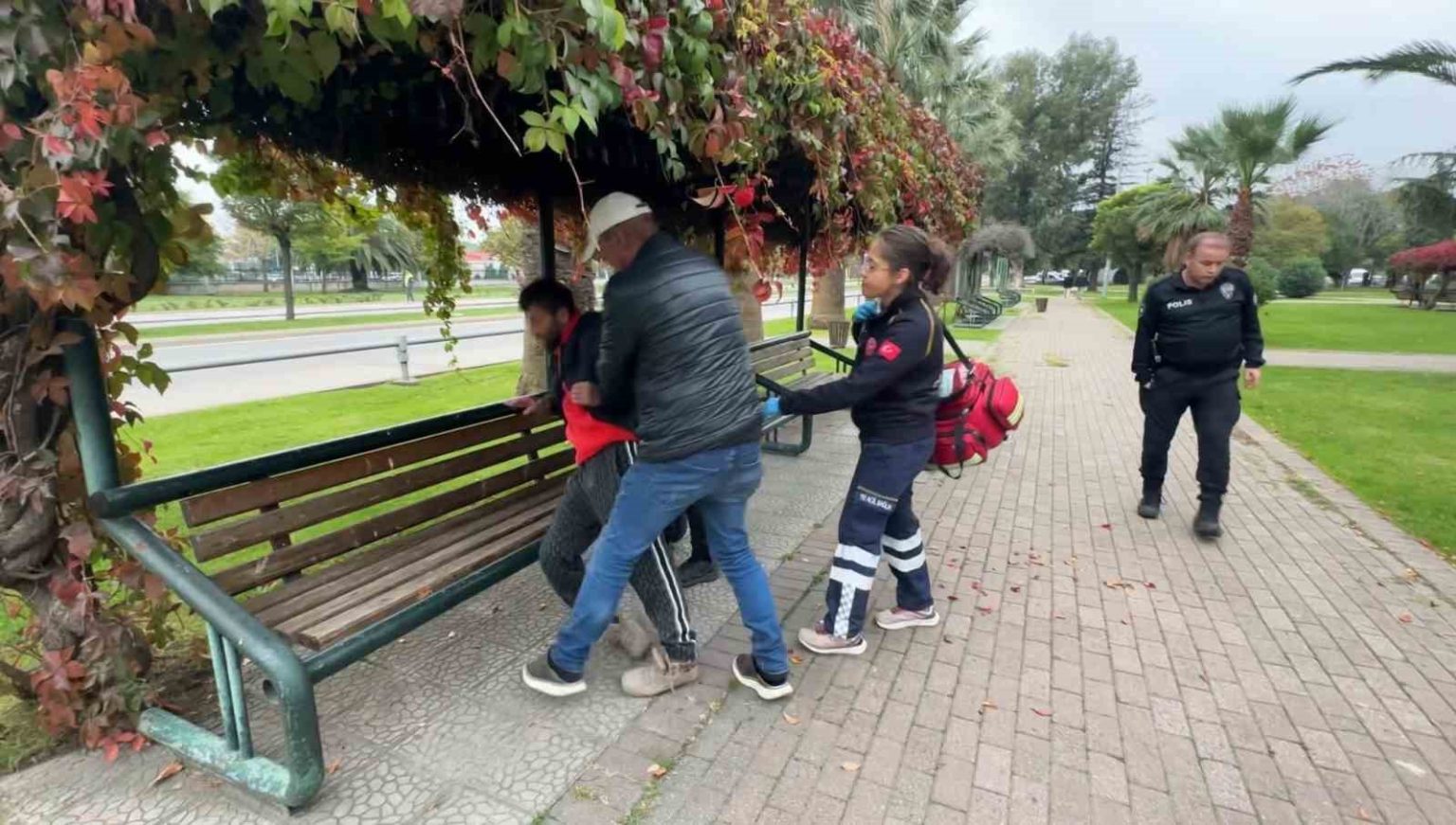 parkta-alkol-alip-sizan-sahis-hastanelik-oldu