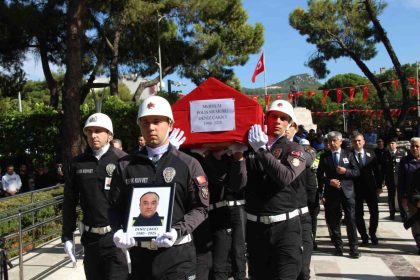 polis-memuru-cakici-gozyaslariyla-ugurlandi