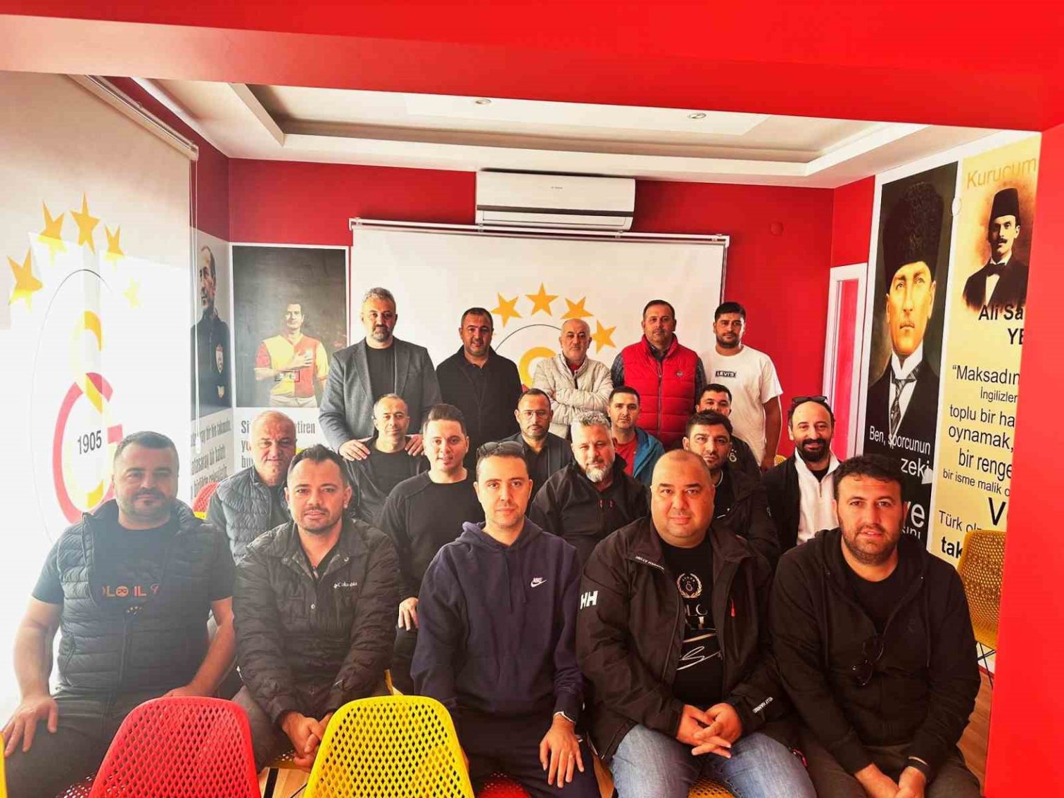 salihli-galatasaray-taraftarlari-derneginde-ugur-ozcelik-guven-tazeledi