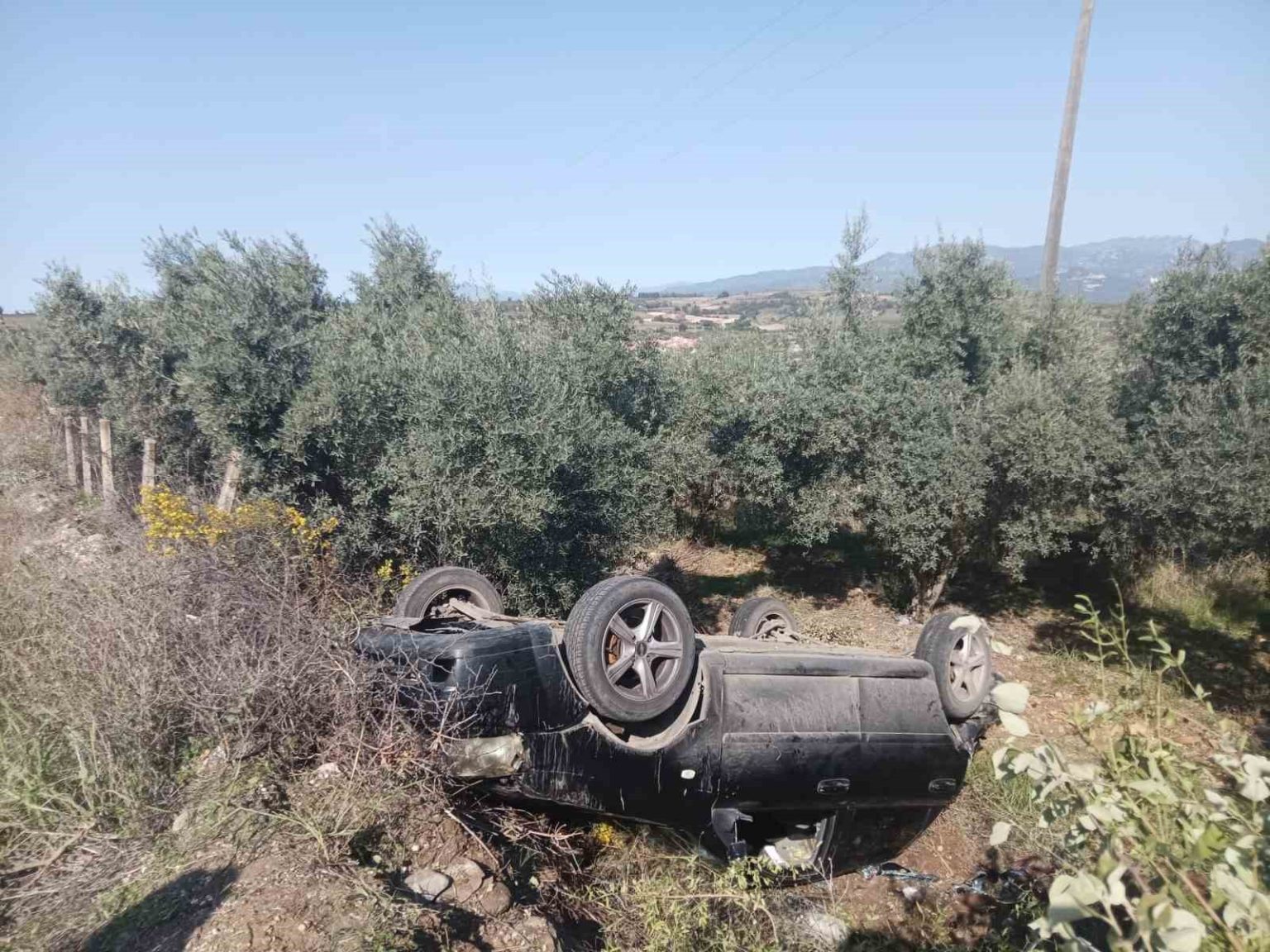 sarampole-yuvarlanan-otomobildeki-anne-ve-5-yasindaki-cocugu-yaralandi