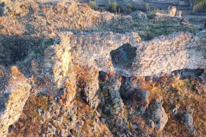 selcuklu-kalesi-ve-cevresindeki-turbeler-tarihe-isik-tutuyor