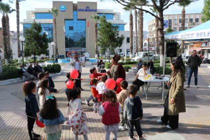 sokede-belediye-meydani-renkli-goruntulere-sahne-oldu