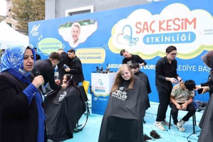 sosyal-medya-fenomeni-kardesler-engelli-bireylerle-sac-kesim-etkinligi-duzenledi