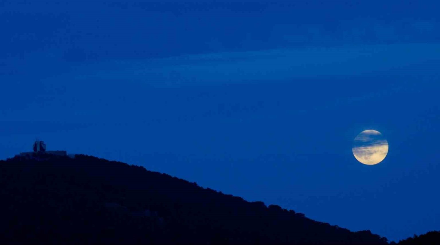 spil-daginin-essiz-manzarasi-kunduz-super-ay-ile-aydinlandi