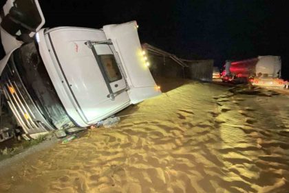 tir-devrildi-sacilan-hayvan-yemi-yolu-kapatti