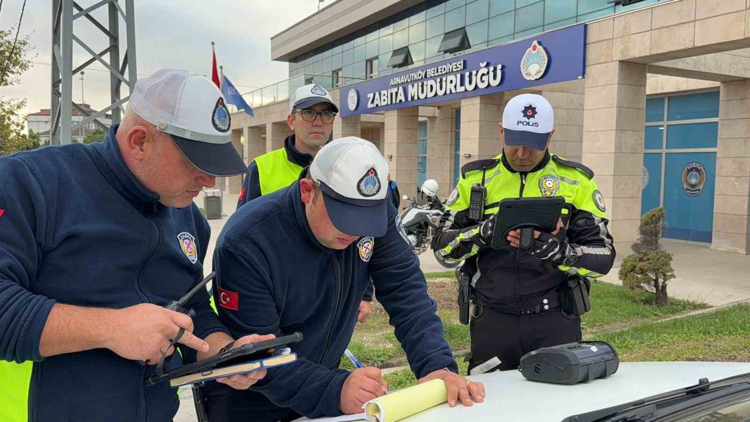 trafikten-kacmak-icin-kaldirima-cikti-2-bin-309-lira-ceza-yedi