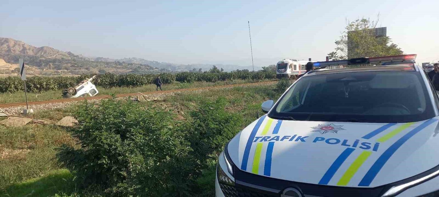 trenin-carptigi-kamyonet-ikiye-bolundu-1-yarali