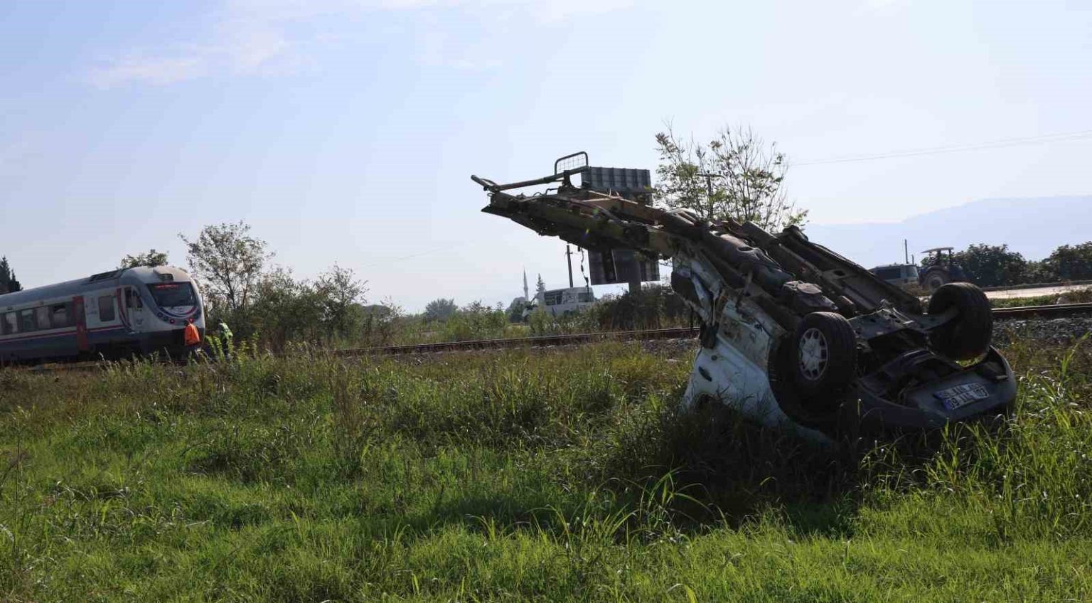 trenin-carptigi-kamyonet-paramparca-oldu