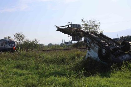 trenin-carptigi-kamyonet-paramparca-oldu