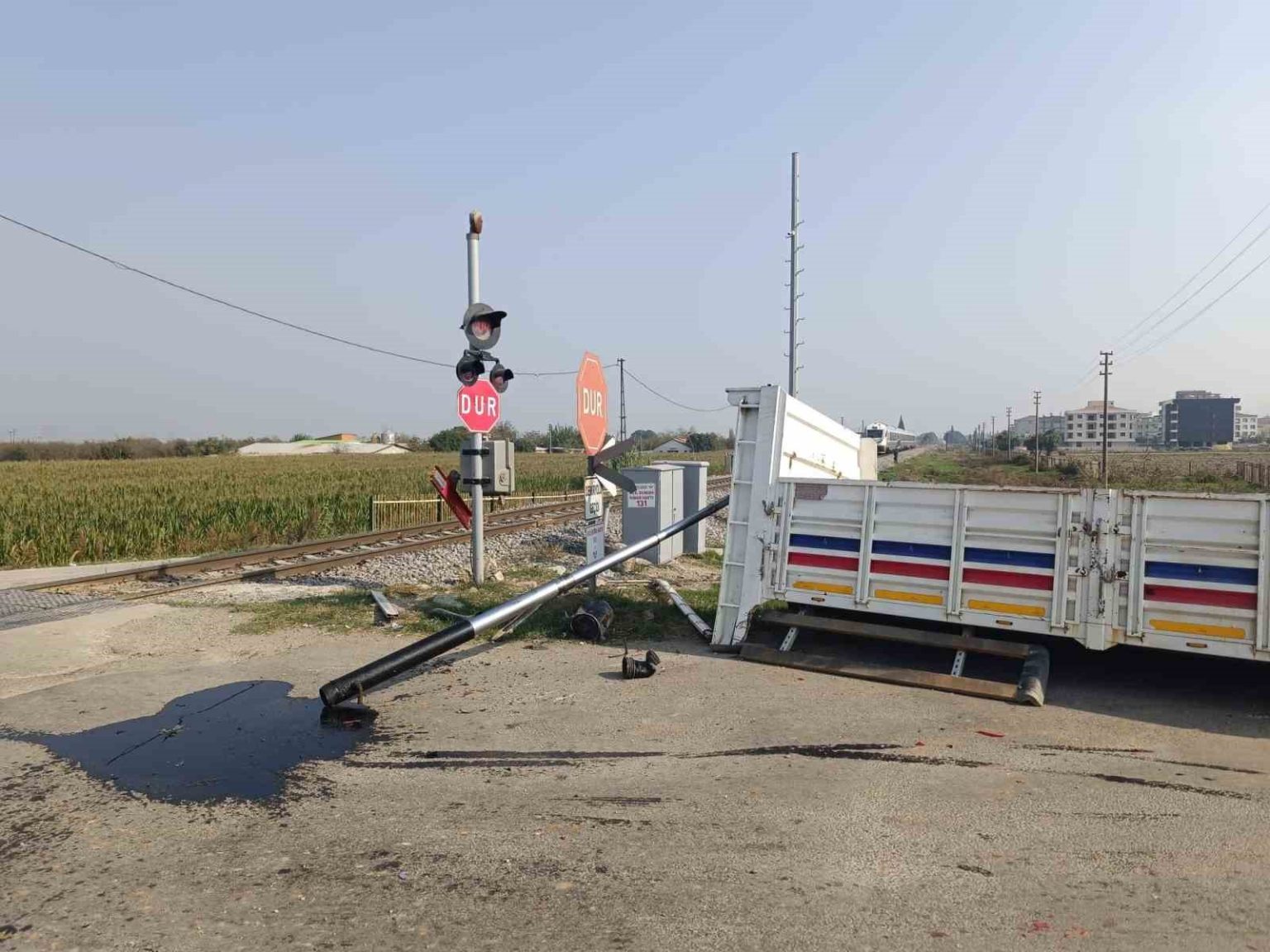 turgutluda-hemzemin-gecitte-kaza-kamyonetin-kasasi-koptu