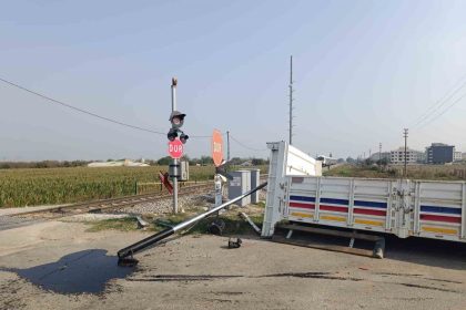 turgutluda-hemzemin-gecitte-kaza-kamyonetin-kasasi-koptu