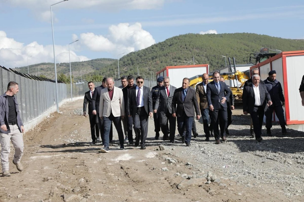 vali-isin-ve-bakan-danismani-karaca-hayvan-barinaklarini-inceledi