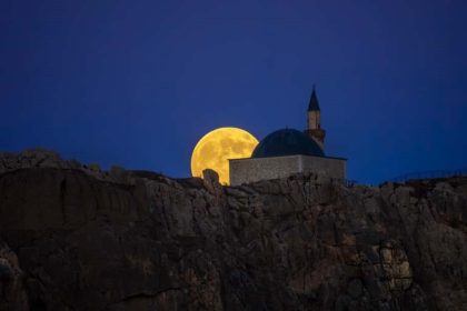 van-kalesi-kunduz-super-ay-ile-gorsel-solen-olusturdu