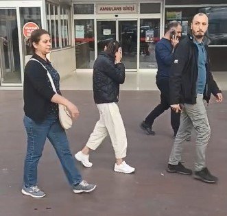 yasindan-buyuk-cezasi-olan-kadin-hirsiz-kameralari-gorunce-yuzunu-gizlemeye-calisti