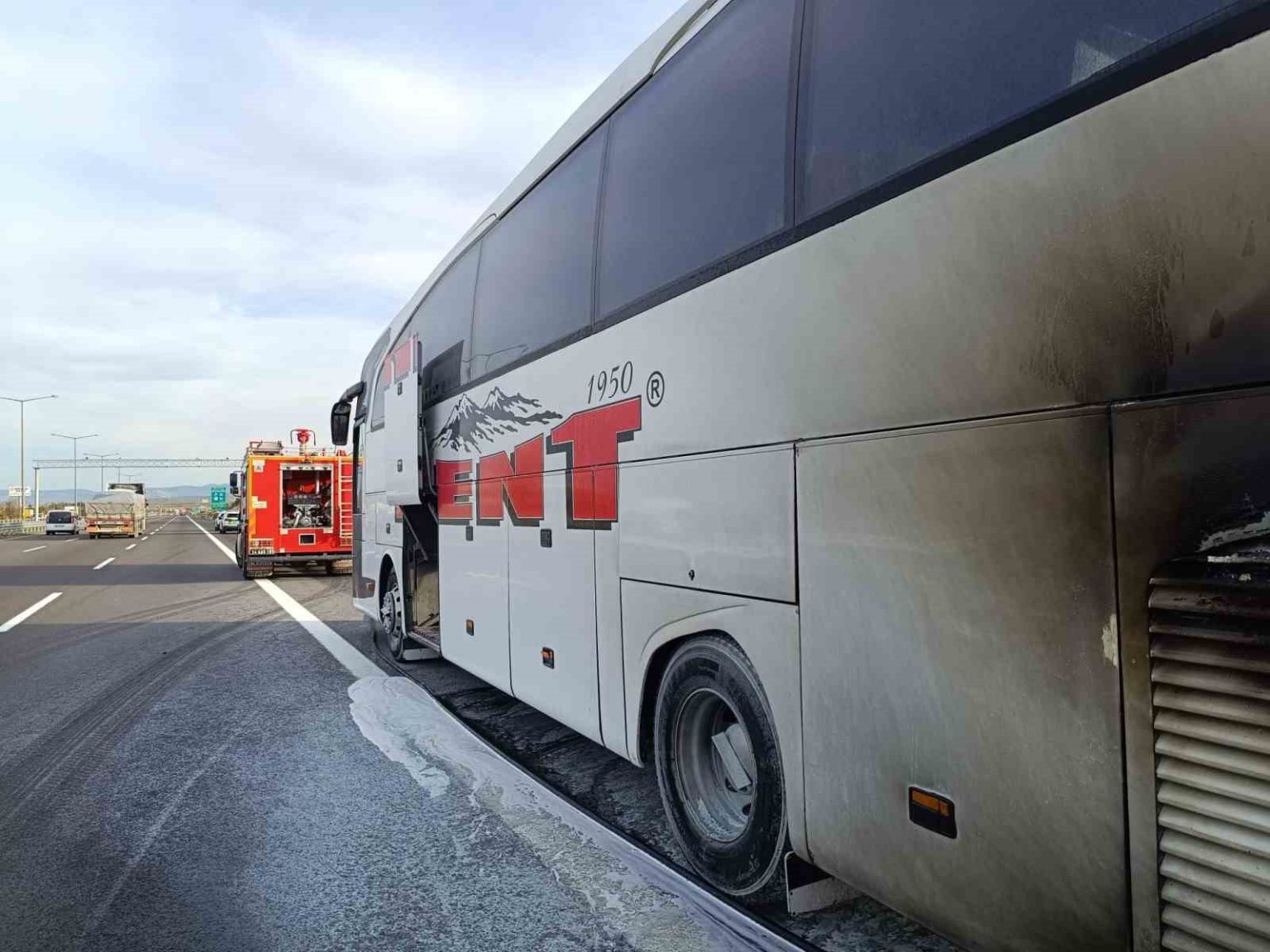 yolcu-otobusunun-motor-kismindan-alevler-yukseldi