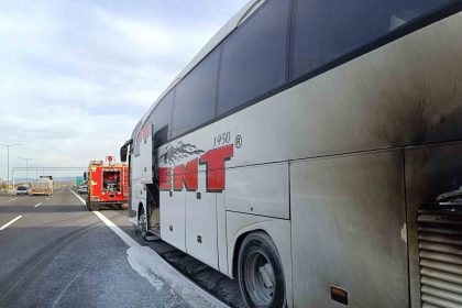 yolcu-otobusunun-motor-kismindan-alevler-yukseldi